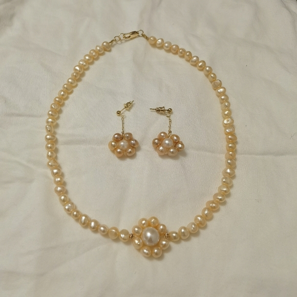 Natural freshwater pearl necklace and earrings set. - Picture 1 of 5